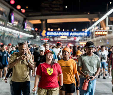 レース終了後は、サーキットウォークを（日曜日ゾーン1のチケット保持者限定）