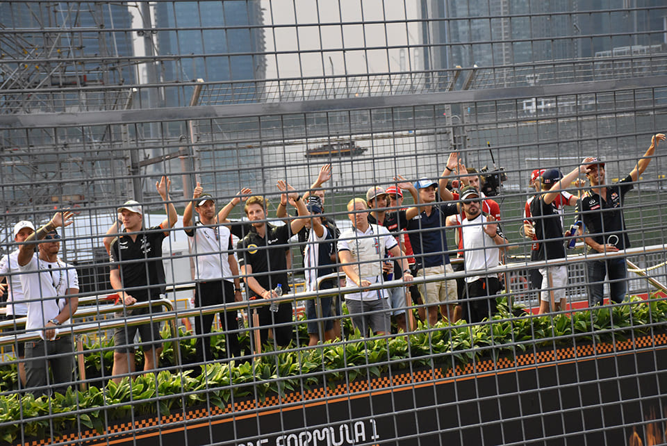 決勝前にはF1ドライバーが全員集合でパレード！笑顔で手を振ってくれるドライバー達に感激！