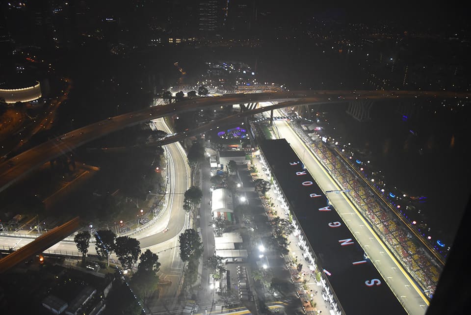 上空からの観戦もシンガポール公道サーキットの醍醐味。シンガポールフライヤーから撮影！