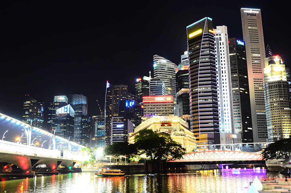 シンガポールの夜に幻想的に浮かび上がる高層ビル群と市街地コース。華やかなナイトレースの幕開けです！