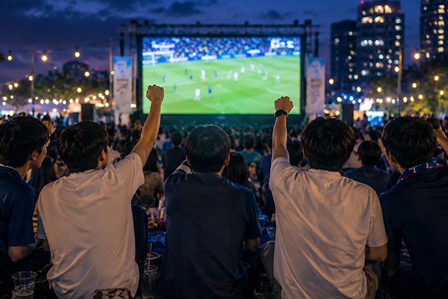 サッカーを楽しむ人たち